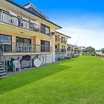 Pacific Breeze - Hosted By Burleigh Letting
